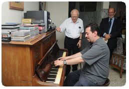 Durante la visita, el Dr. Manuel Matarrita Venegas, director de Artes Musicales, interpretó en el piano del compositor que aún conserva su familia, el Vals Leda una de las obras más conocidas de Fonseca, en presencia de su hijo y el rector (foto:Anel Kenjekeeva)