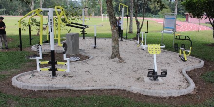 Espacio de máquinas de ejercicio a un costado de la pista de atletismo.