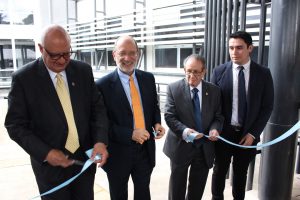 Momento de la corta de cinta de la nueva facultad.