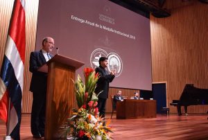 El Dr. Henning Jensen dedicó unas palabras a las personas ganadoras (Foto: Karla Richmond / ODI).