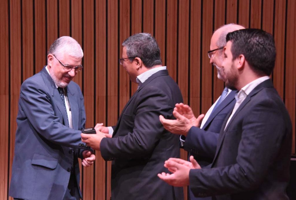 Dr. José María Gutiérrez recibe la medalla institucional (Foto: Karla Richmond / ODI). 