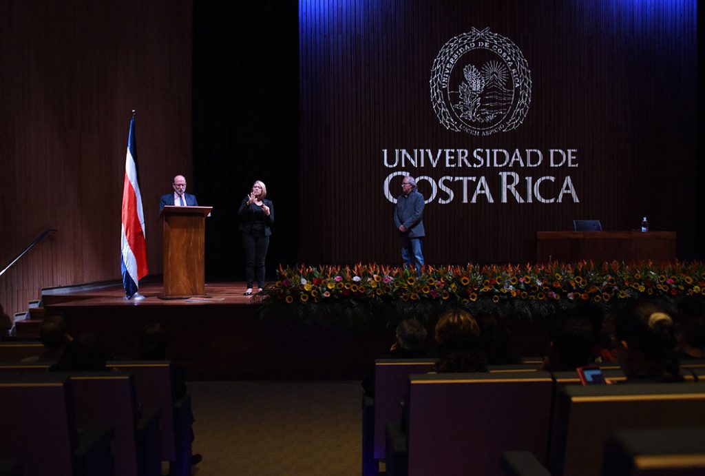 El rector rememoró la última visita del cantautor Joan Manuel Serrat a la UCR, hace casi cinco décadas (Foto: Laura Rodríguez / ODI).