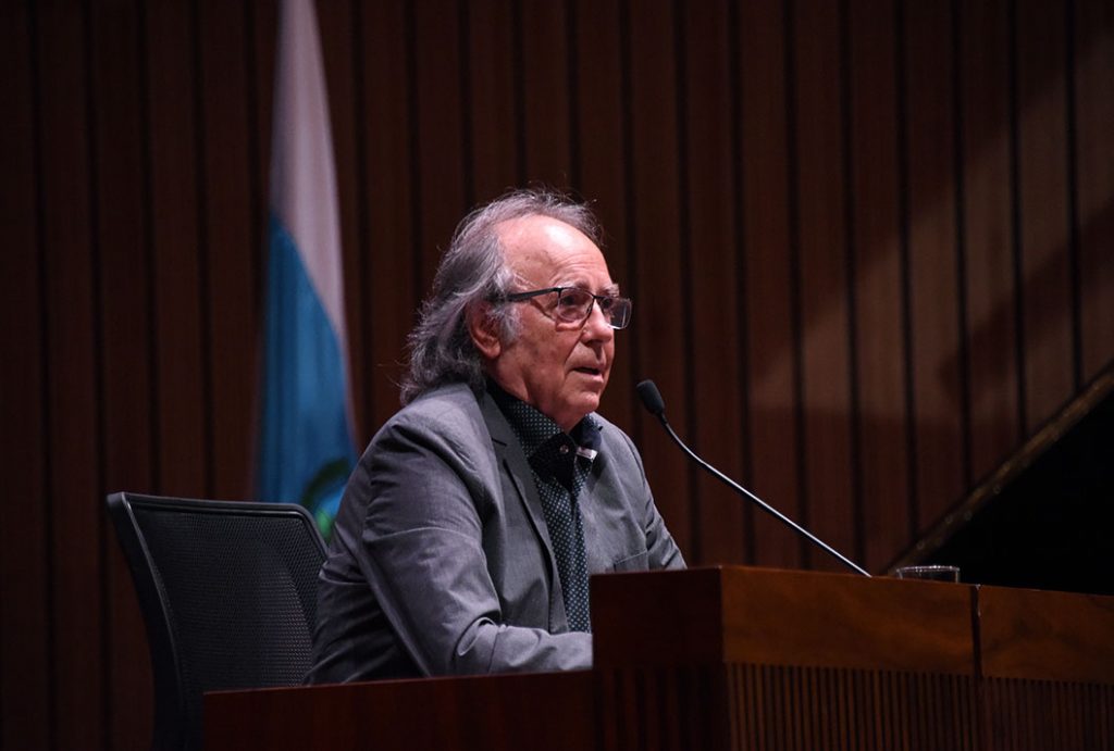 "Baso mi proceso creativo en la insistencia. Necesito tiempo, pelearme con las palabras y los argumentos", respondió Serrat a una de las consultas del público. (Foto: Laura Rodríguez / ODI).