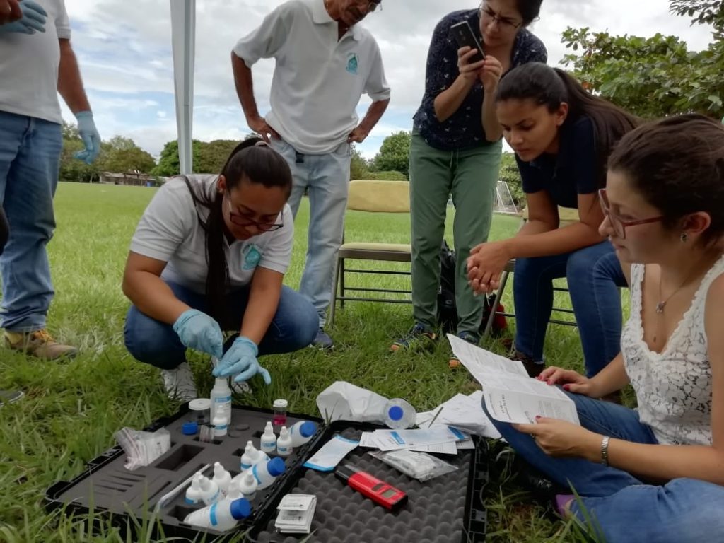 Alicia Correa (derecha) entrena a mujeres de las ASADAS de Abangares, Bagaces, Canas y Tilarán (Guanacaste) para medir la calidad del agua. (Foto cortesía de Alicia Correa).