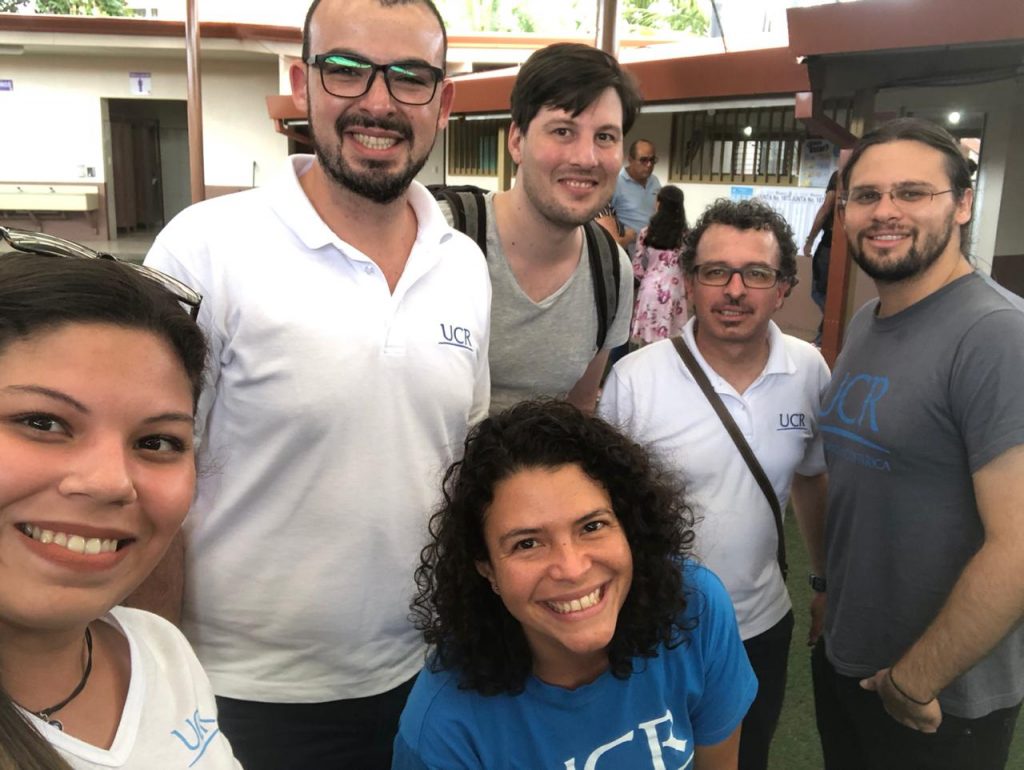 Carlos Brenes (centro, al fondo) participó en las visitas a centros de votación el día de las elecciones municipales. Le acompañan investigadores de la Unidad de Opinión Pública y Cultura Política del CIEP. (Foto cortesía de Carlos Brenes).